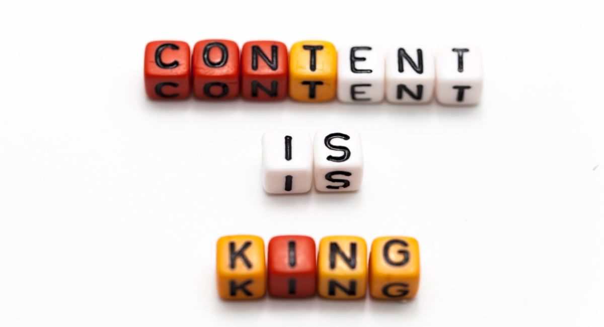 Bausteine mit Buchstaben in rot, wei und gelb bilden eine Aufschrift: Content is King