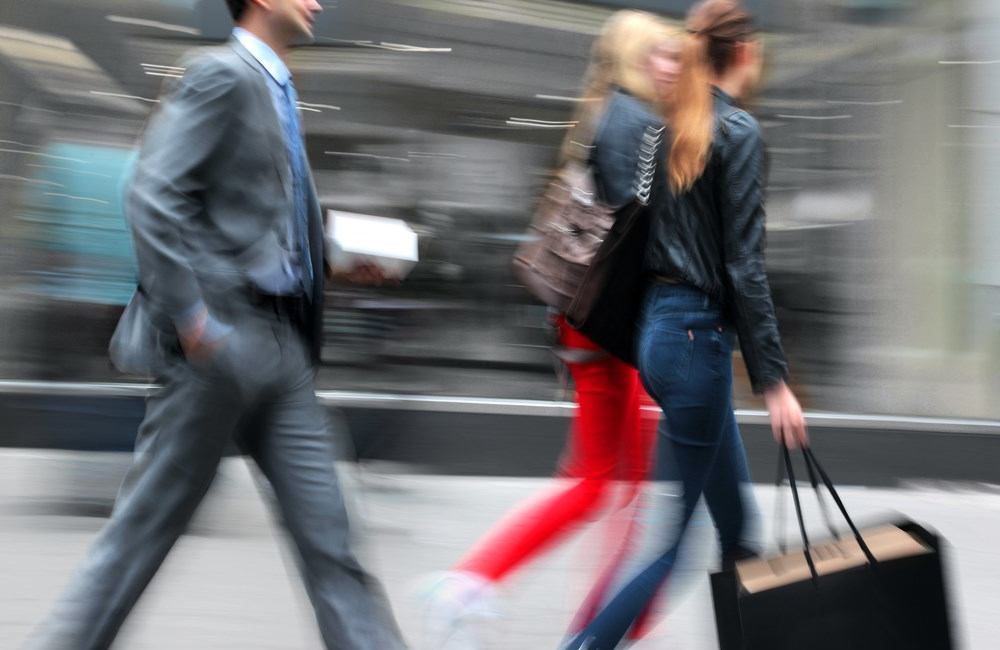 Sales Shift - andere Verkaufsmethoden werden heute eingesetzt. Personen in Bewegung auf der Einkaufsstraße 2 Frauen mit Einkaufstasche und 1 Geschäftsmann