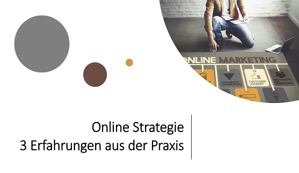 Ein Marketingexperte zeigt auf eine Fläche mit Online Marketing Elementen und arbeitet an einer Marketing Strategie